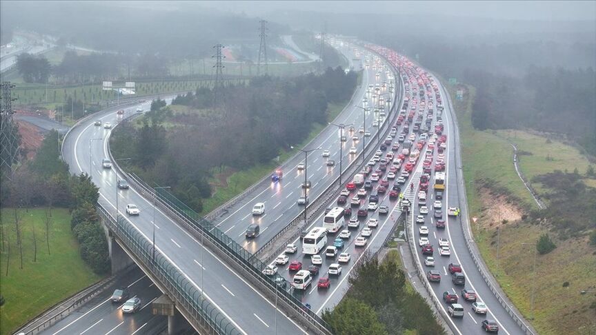 İstanbul'da Dönüş Yolculuğu Başladı Trafik Yoğunluğu Yüzde 60'A Ulaştı-(copy)