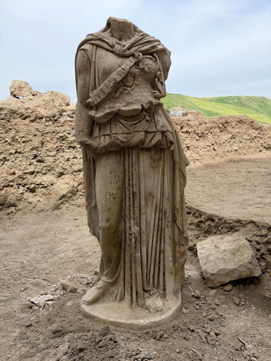 Denizli'de 2 metrelik Athena heykeli bulundu