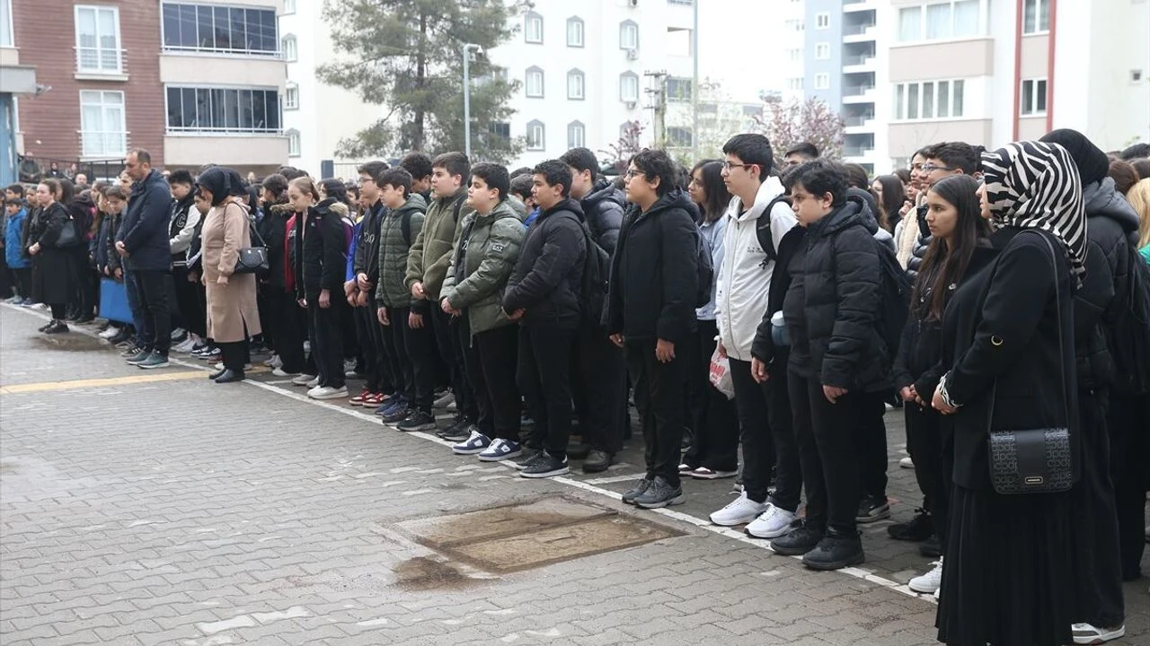 Kahramanmaraş’ta okul saldırısında hayatını kaybedenler için anma törenleri düzenlendi-1