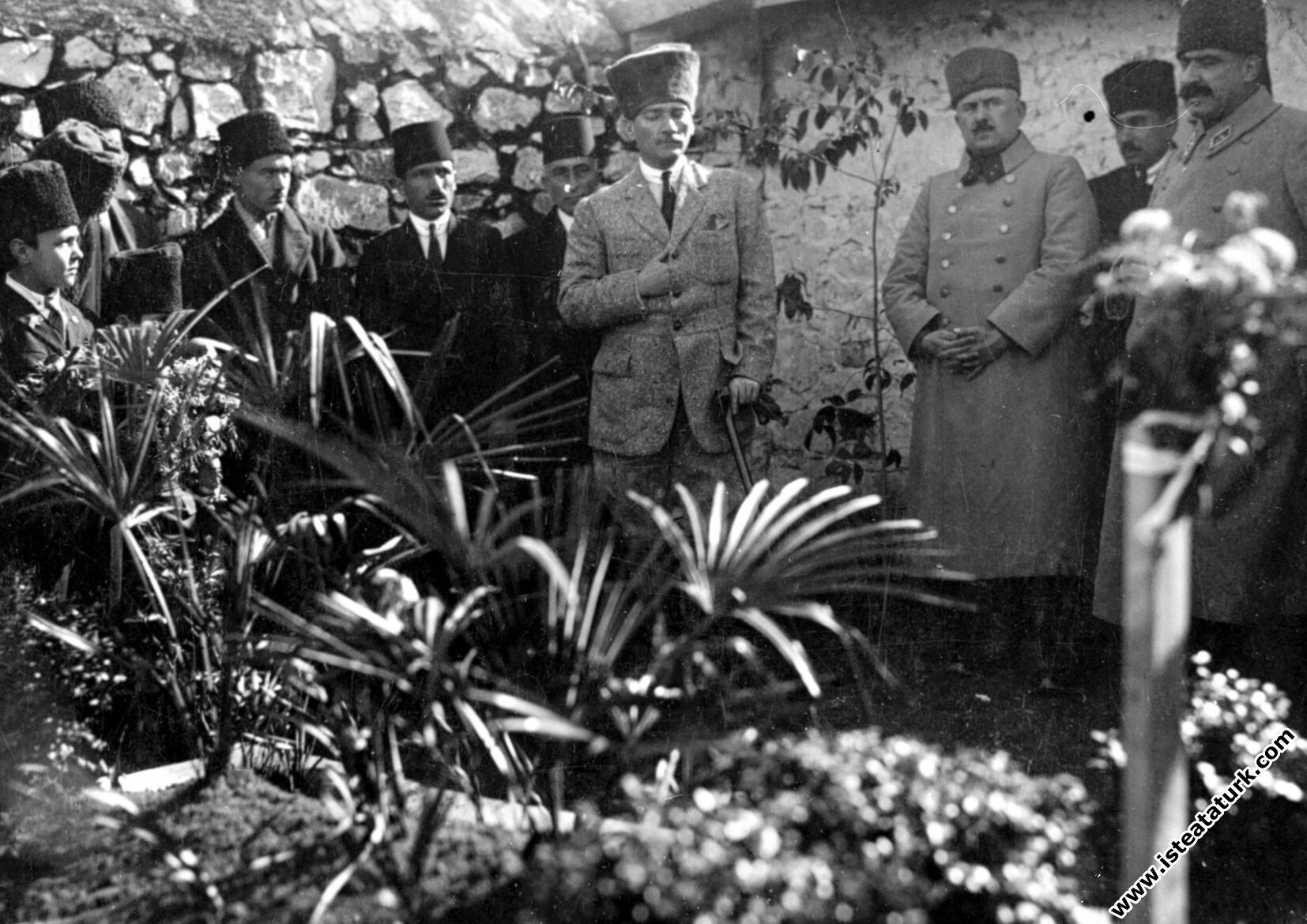 Resim 5 Ataturk Zubeyde Hanımın Mezarında (1)