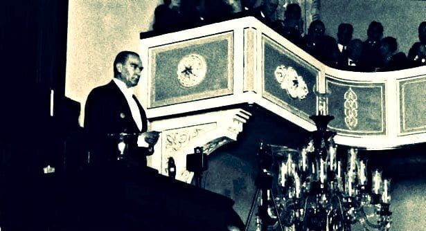 Resim 6 Ataturk Nutuku Okuyor