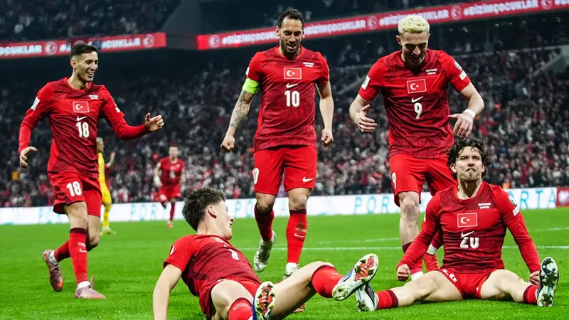 24 yıllık hasret sona erdi<br />
<br />
A Milli Futbol Takımı, Mart ayında oynanan play-off karşılaşmalarının ardından 2026 FIFA Dünya Kupası’na katılma hakkı elde ederek büyük bir heyecan yarattı. ABD, Kanada ve Meksika’nın ortaklaşa düzenleyeceği turnuvada Türkiye, 48 takım arasında yer alarak yeniden dünya sahnesine çıkacak. Ay-yıldızlıların hedefi, 2002 Dünya Kupası’ndaki tarihi başarıyı hatırlatan güçlü bir performans sergilemek.