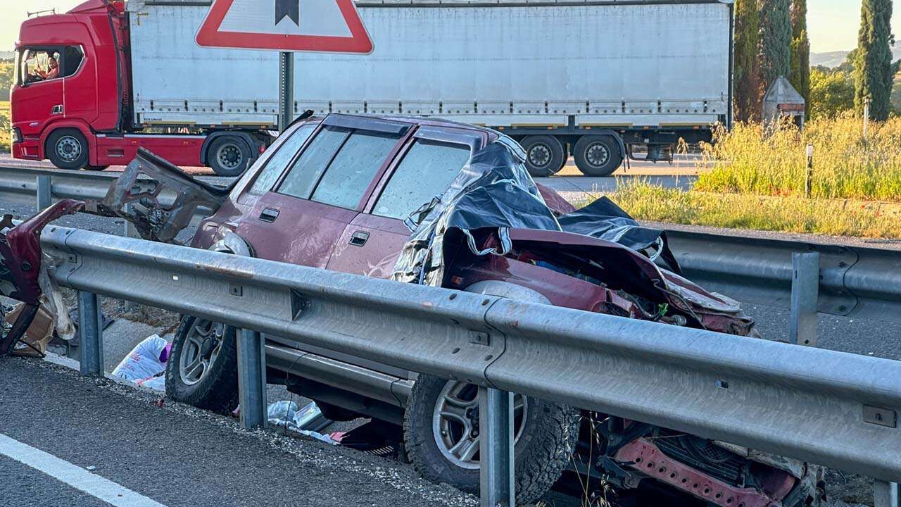 Uşak’ta trafik kazası: Bariyerlerin arasına giren cip sürüklendi, 1 ölü, 2 yaralı