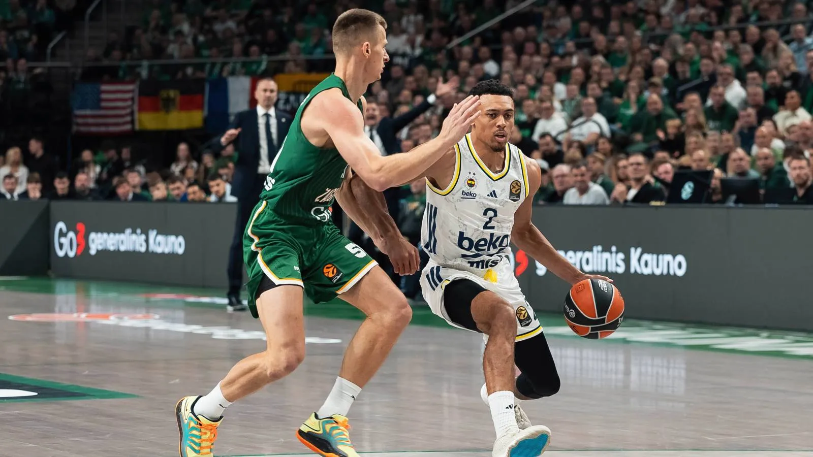 Zalgiris sahasında Fenerbahçe Beko’yu yenerek seride fark 1’e indirdi
