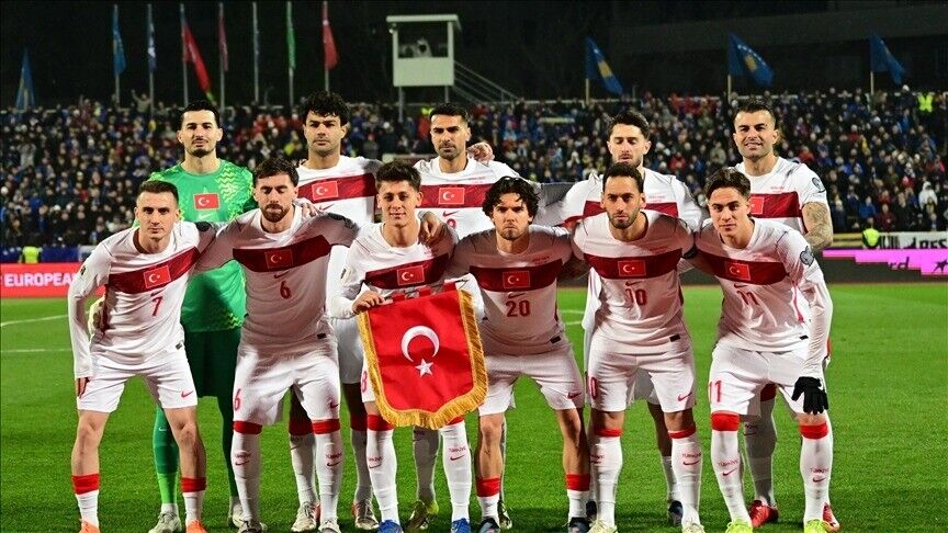 Bölge bölge A Milli Takım Dünya Kupası kadrosu<br />
<br />
🧤 Kaleciler: Altay Bayındır, Mert Günok, Uğurcan Çakır<br />
<br />
🛡️ Defans: Abdülkerim Bardakcı, Çağlar Söyüncü, Eren Elmalı, Ferdi Kadıoğlu, Merih Demiral, Mert Müldür, Ozan Kabak, Samet Akaydın, Zeki Çelik<br />
<br />
⚙️ Orta Saha: Hakan Çalhanoğlu, İsmail Yüksek, Kaan Ayhan, Orkun Kökçü, Salih Özcan <br />
<br />
🎯 Forvet / Hücum: Arda Güler, Barış Alper Yılmaz, Can Uzun, Deniz Gül, İrfan Can Kahveci, Kenan Yıldız, Kerem Aktürkoğlu, Oğuz Aydın, Yunus Akgün