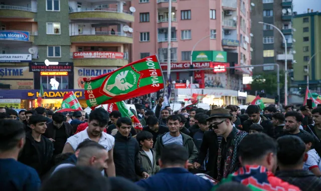 Amed Sportif Faaliyetler In Super Lig E Yukselmesi Diyarbakir Da Coskuyla Kutlandi