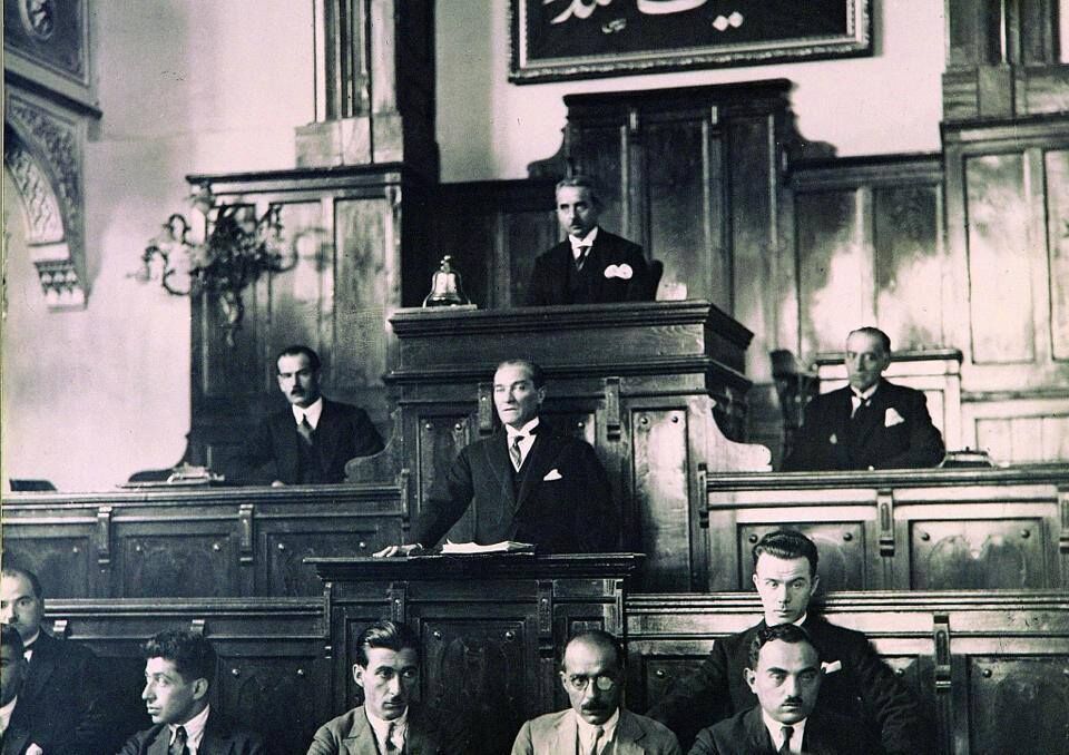 Resim 1 Atatürk Tbmm'de Nutuk'u Okuyor