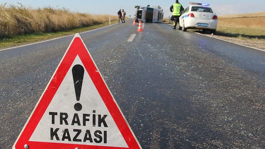 İzmir-Çeşme Otoyolu'nda feci kaza: Hafif ticari araç şarampole devrildi, 2 kişi yaşamını yitirdi