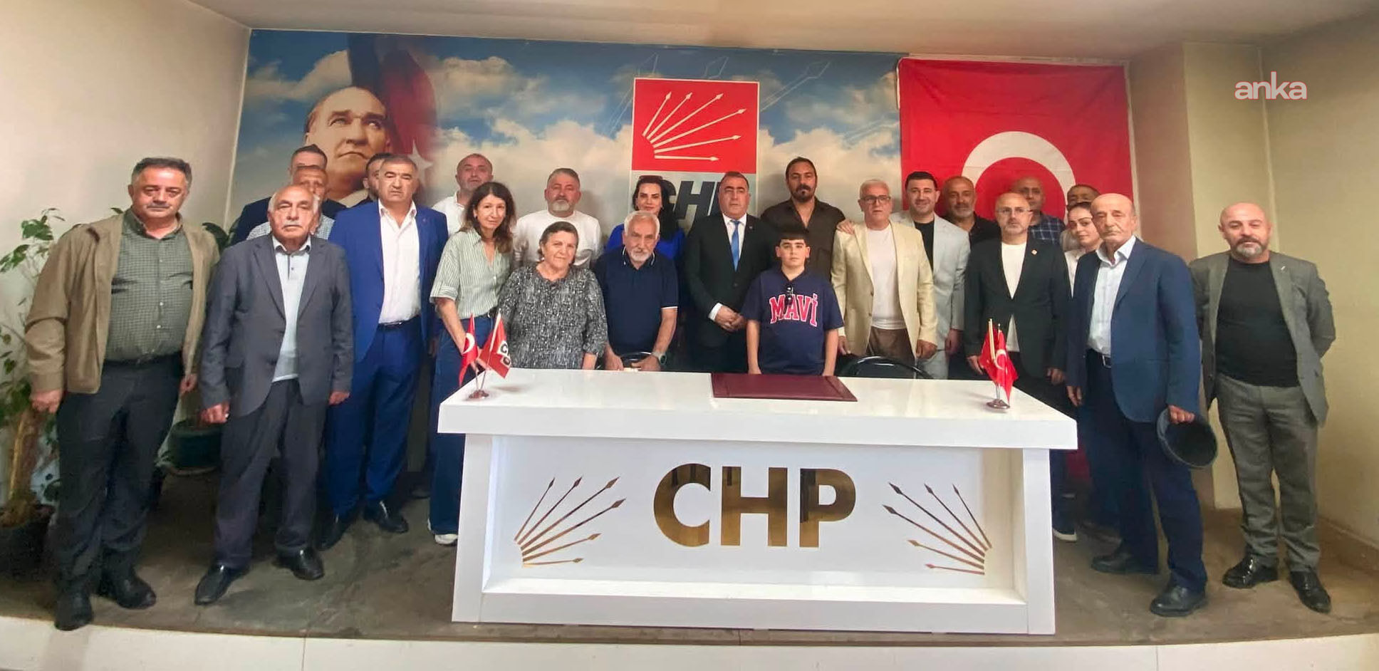CHP Erzurum İl Başkanlığına atanan Mahmut Edebali Özel'in fotoğrafını kaldırdı,