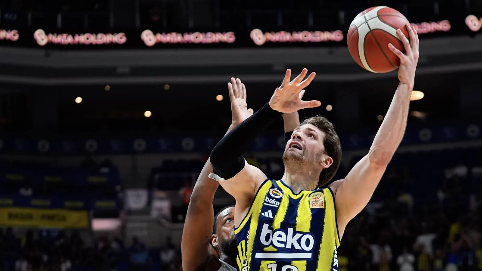 Fenerbahçe Beko, Anadolu Efes'i tek sayıyla yenerek seride öne geçti