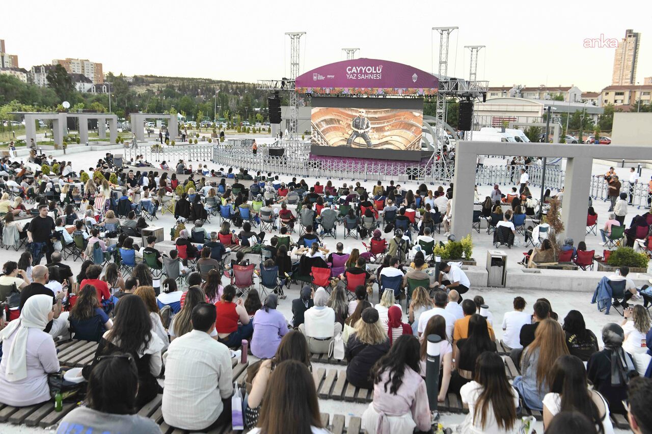 Ankara Büyükşehir Belediyesi yetkilileri, kent genelinde parklar, rekreasyon alanları ve meydanlarda düzenlenen açık hava sinema gösterimleri ile konserlerin yaz sezonu boyunca kesintisiz olarak devam edeceğini bildirdi.