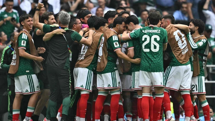 2026 Dünya Kupası'nın açılış maçında Meksika, Güney Afrika'yı 2-0 mağlup ederek turnuvaya galibiyetle başladı. Üç kırmızı kartın çıktığı karşılaşmada Güney Afrika mücadeleyi 9 kişi tamamladı.