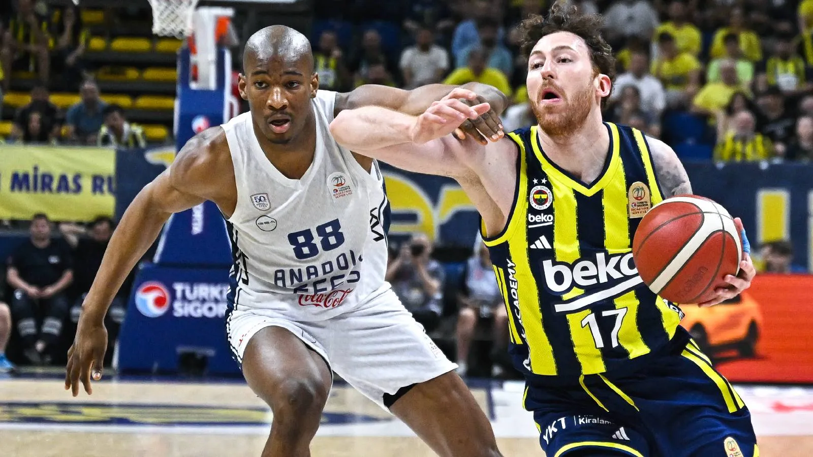 Fenerbahçe Beko, Anadolu Efes'i tek farkla mağlup ederek seride durumu 2-0 yaptı