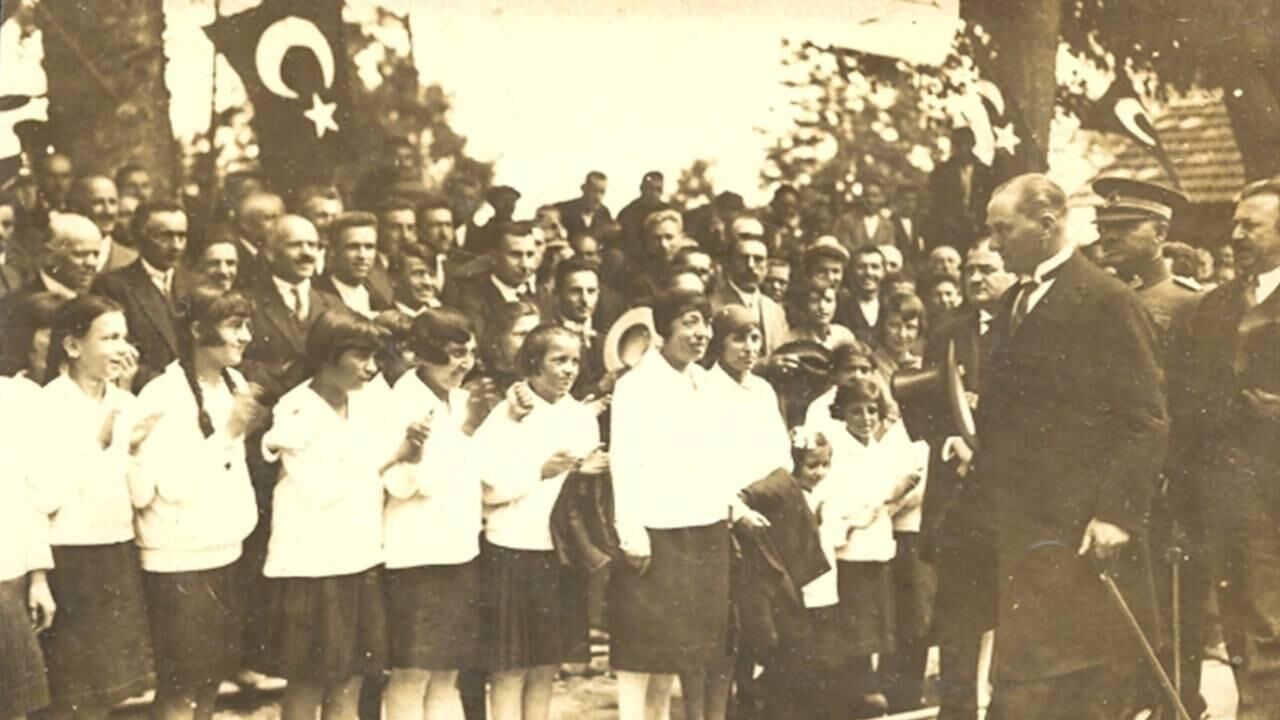 Ataturk Ve Genclik