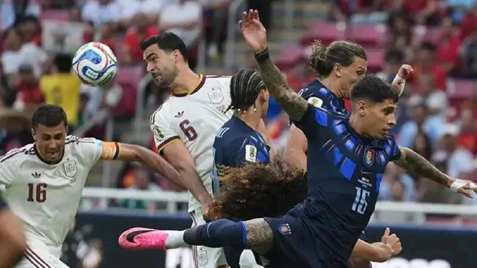 Uruguay'da Dünya Kupası vedası sonrası uçak krizi: Futbolcular dönüş biletlerini kendileri alacak