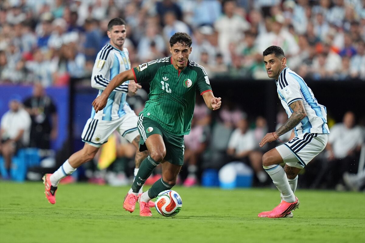 2026 FIFA Dünya Kupası son şampiyonu Arjantin, turnuvadaki ilk grup maçında Cezayir’i Lionel Messi’nin kaydettiği 3 golle 3-0 mağlup etti. Karşılaşmanın 5. ve 9. dakikalarında karşılıklı atılan gollerin ofsayt gerekçesiyle iptal edildiği mücadelede, Arjan