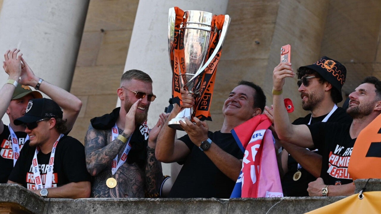 Hull City Premier Lige Cikmasini Taraftarlariyla Kutladi Y3Rz
