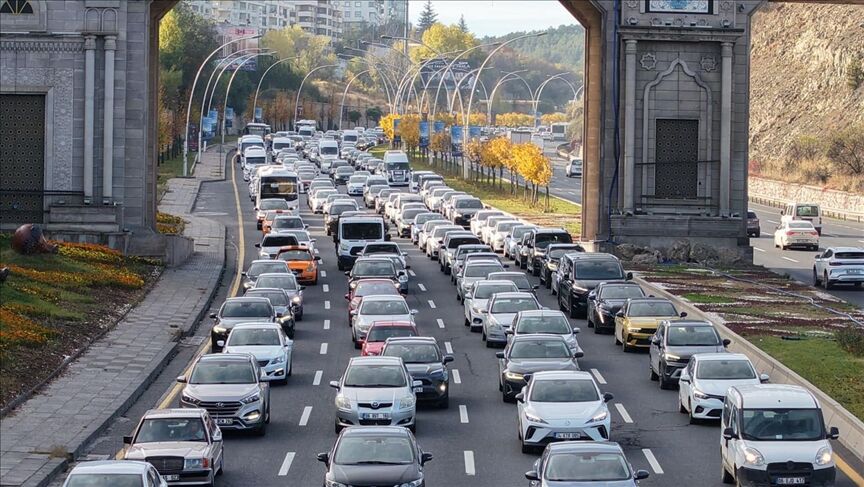 Ankara'da bayram sonrası ilk mesai gününde yoğun trafik