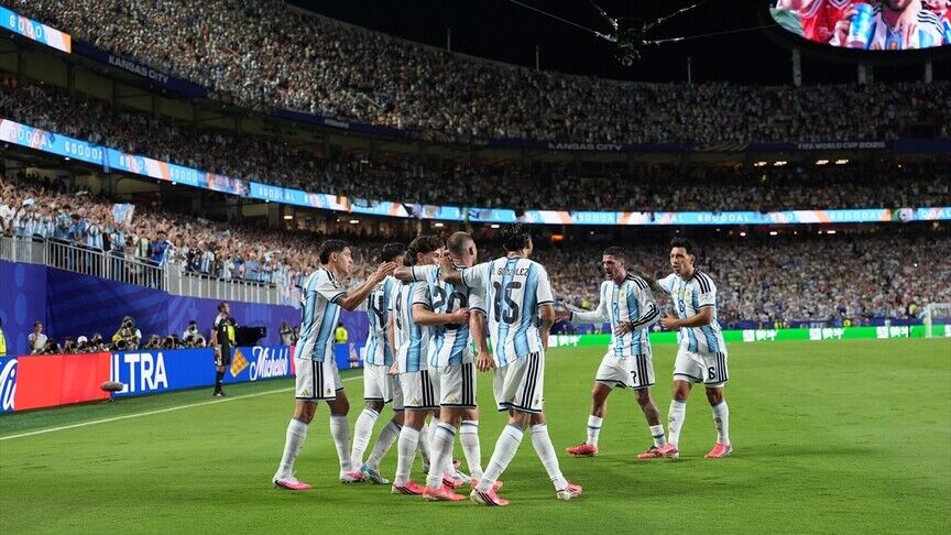 2026 FIFA Dünya Kupası son şampiyonu Arjantin, turnuvadaki ilk grup maçında Cezayir’i Lionel Messi’nin kaydettiği 3 golle 3-0 mağlup etti. Karşılaşmanın 5. ve 9. dakikalarında karşılıklı atılan gollerin ofsayt gerekçesiyle iptal edildiği mücadelede, Arjan