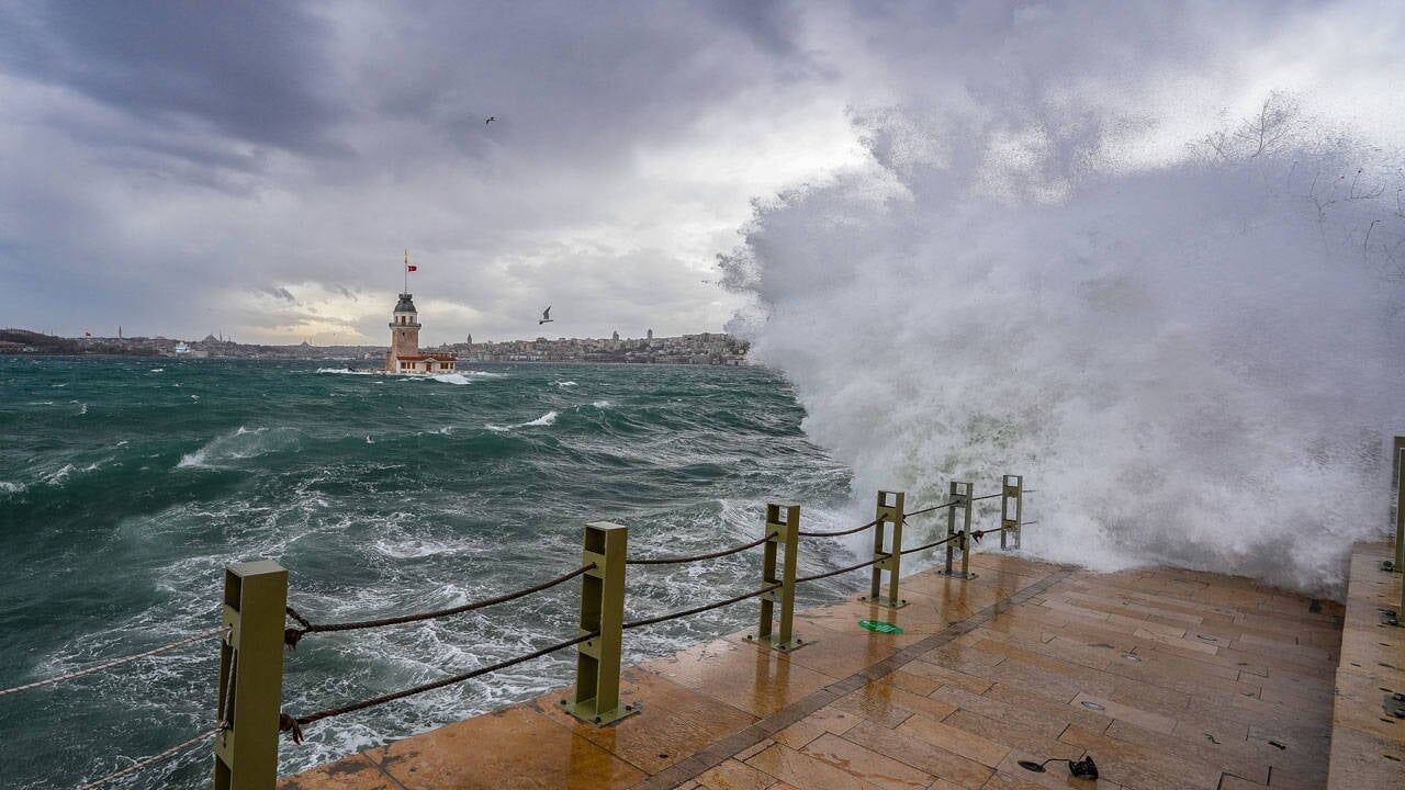 İstanbul Valiliği'nden fırtına ve sağanak yağış uyarısı
