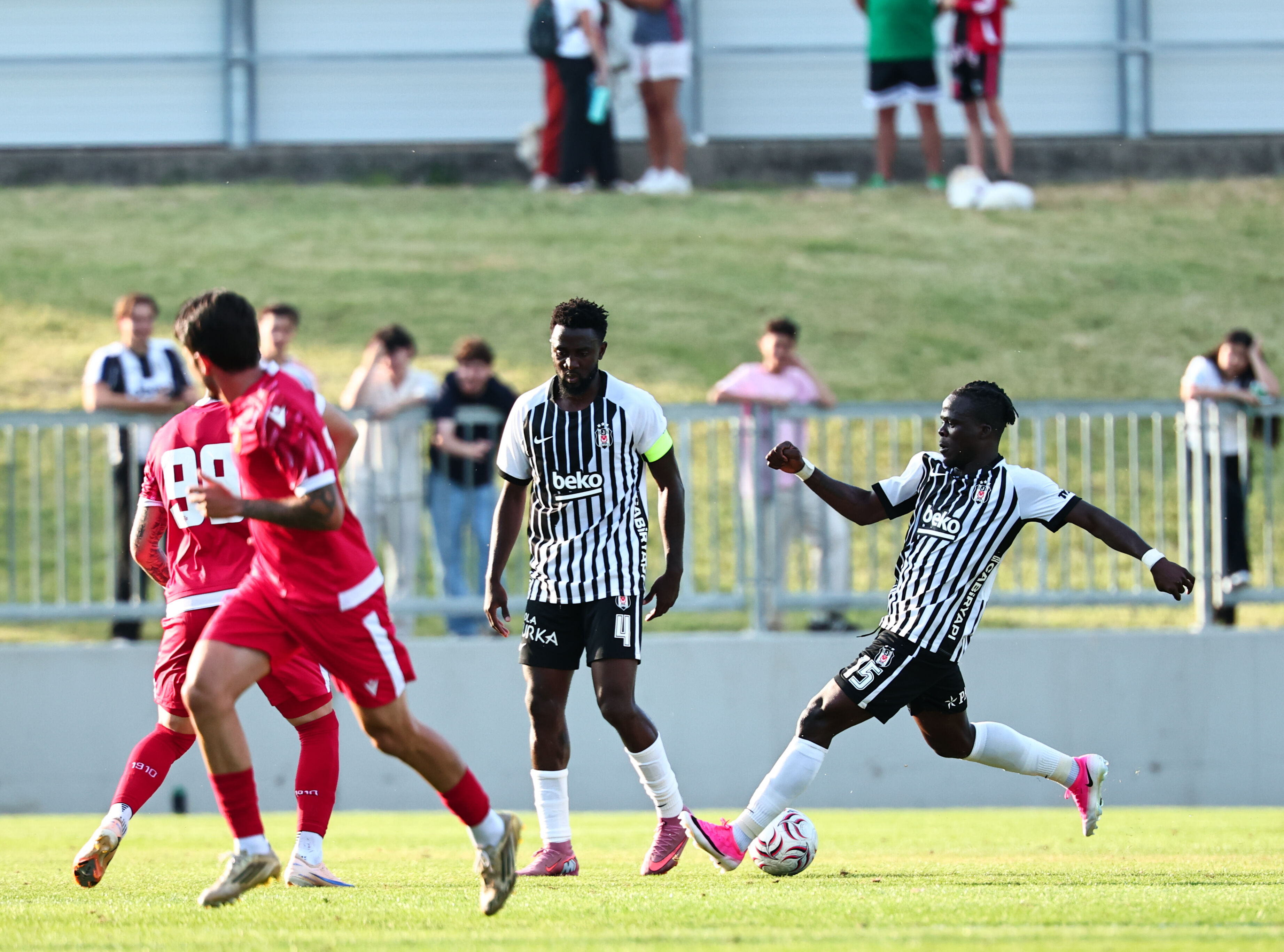 Beşiktaş, Widzew Lodz Karşısında Sahadan Yenilgiyle Ayrıldı