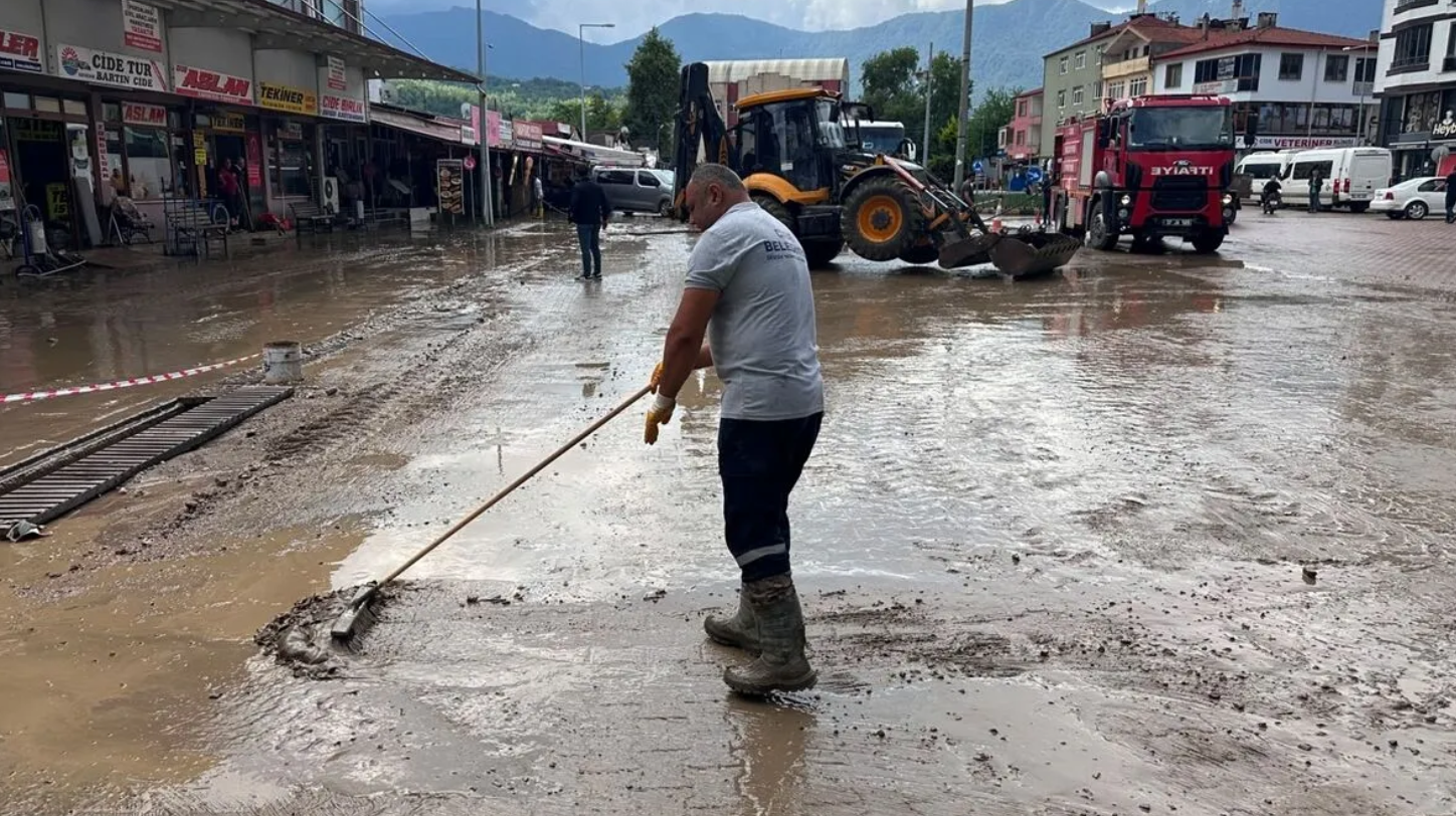 Kastamonu'da Su Baskınları Nedeniyle Zemin Katlarda Yaşayanlar Tahliye Edildi Iç