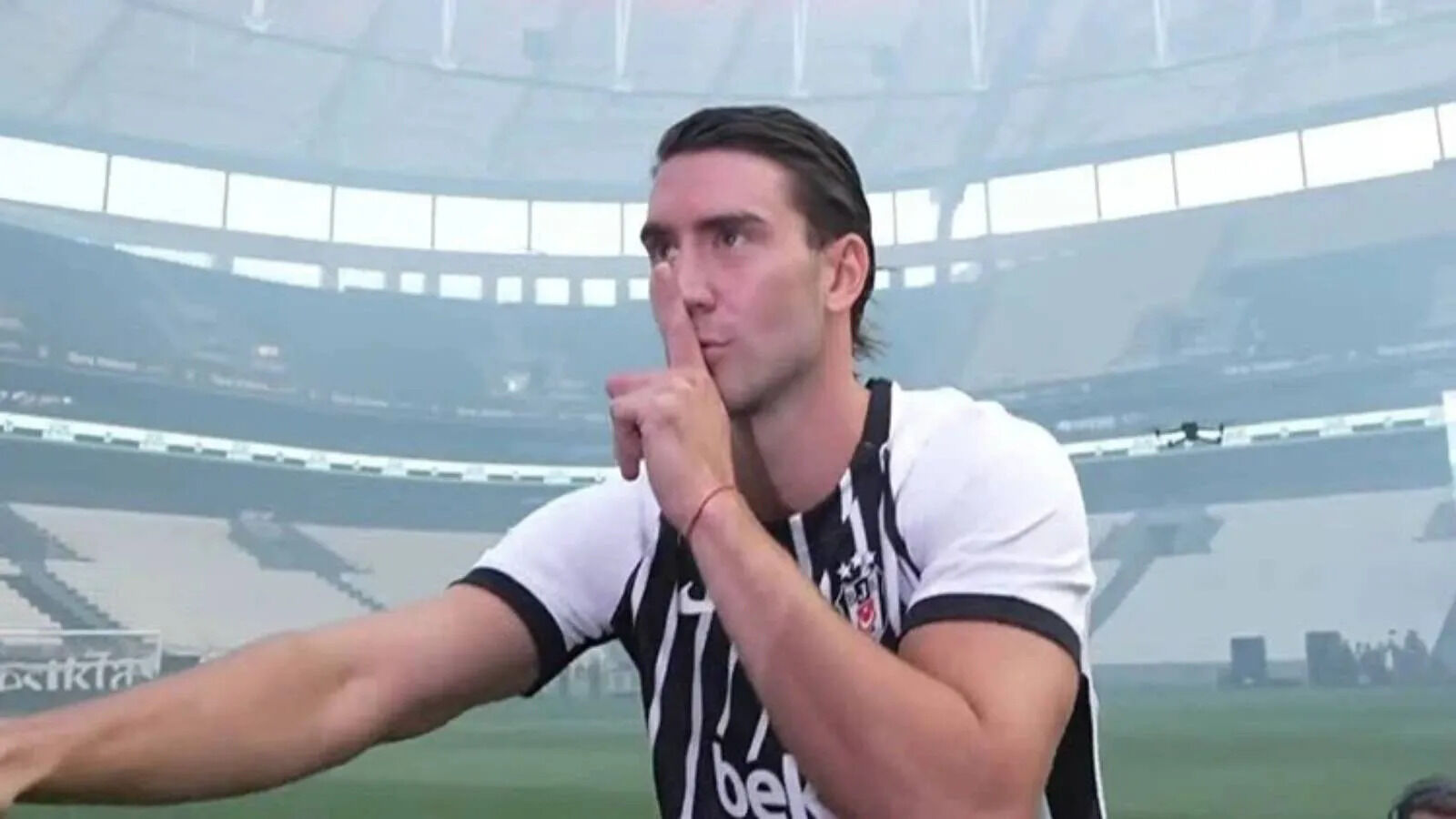 Vlahovic, Beşiktaş taraftarının önünde imzayı attı