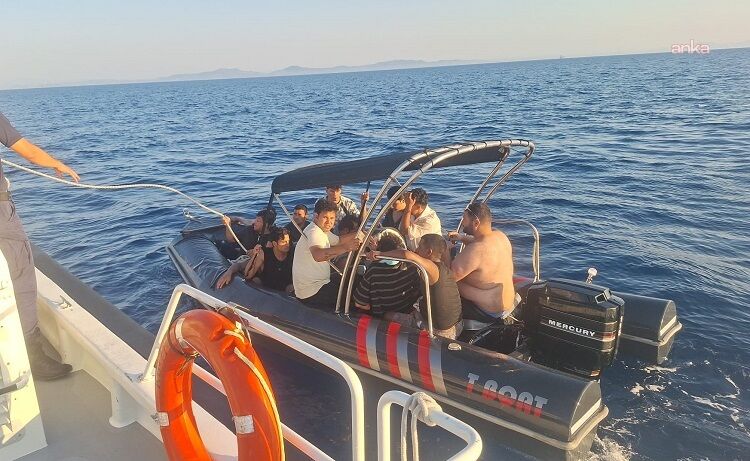 İzmir'de 51 düzensiz göçmen yakalandı: 2 göçmen kaçakçılığı şüphelisi gözaltında-1