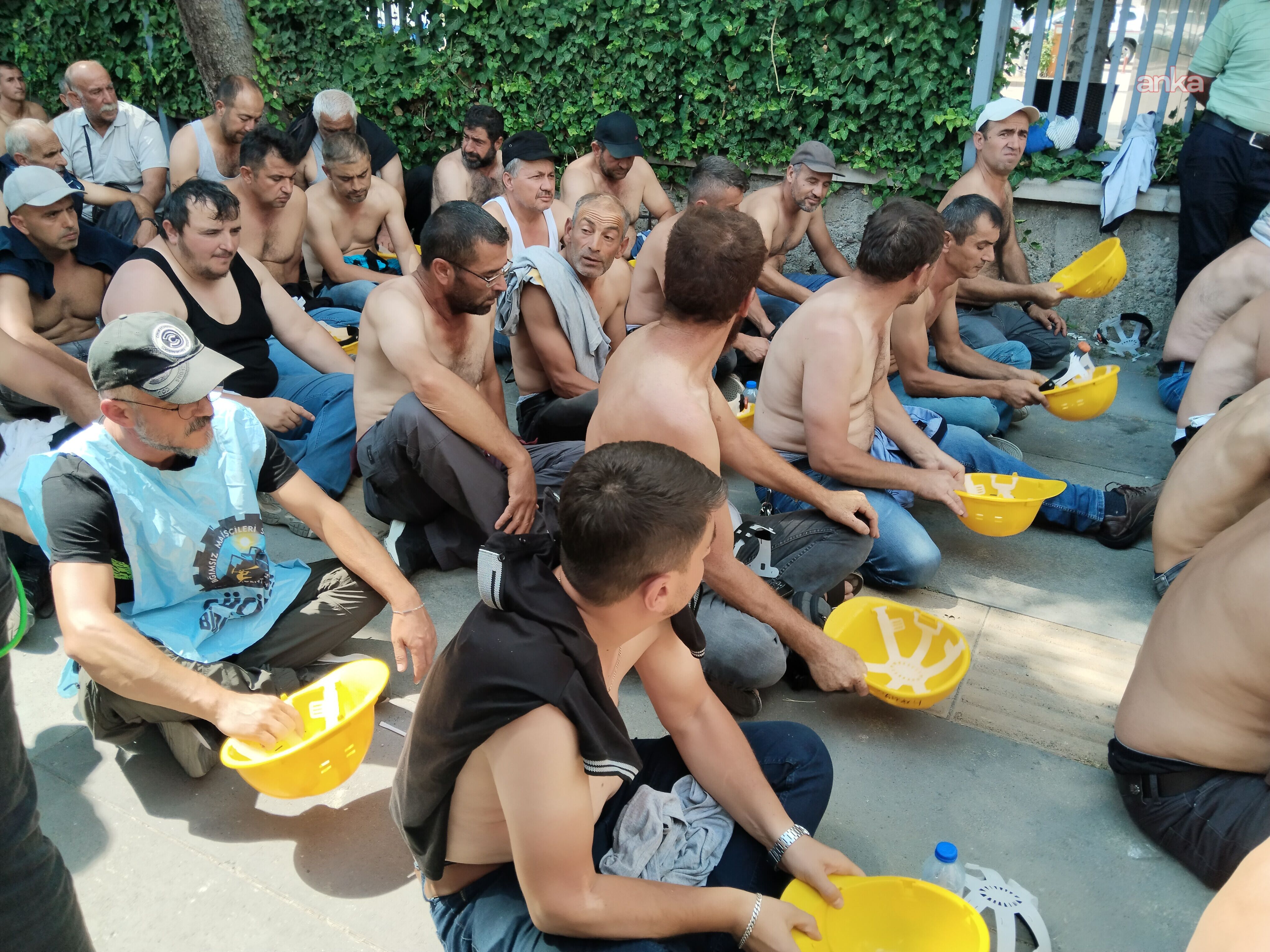 Enerji Bakanlığı önünde madencilerden yarı çıplak oturma eylemi: 