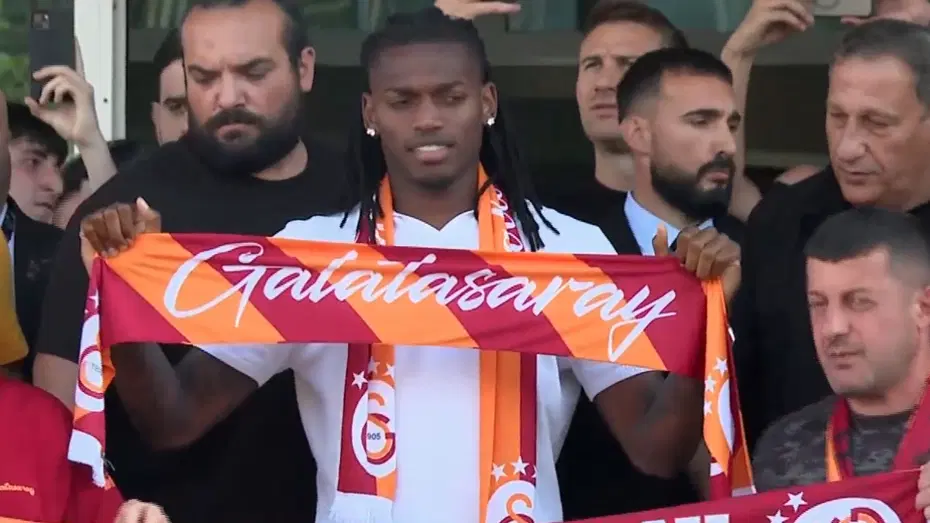 Galatasaray'ın yeni yıldızı Rafael Leao İstanbul'da: İlk mesajı Osimhen oldu