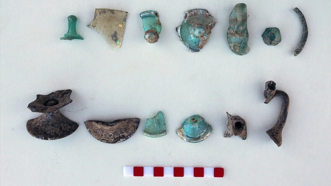Aigeai Antik Kenti'nde Büyük İskender dönemine ait 10 mezar bulundu-1
