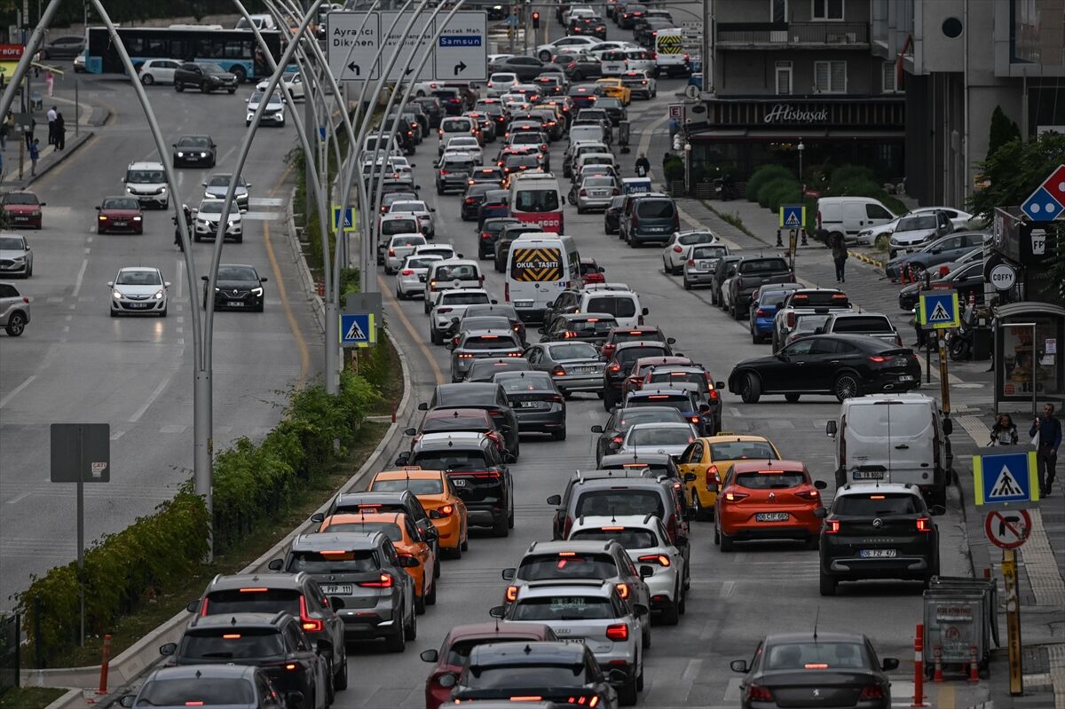 Okullar açıldı: Ankara'da trafik yoğunluğu oluştu