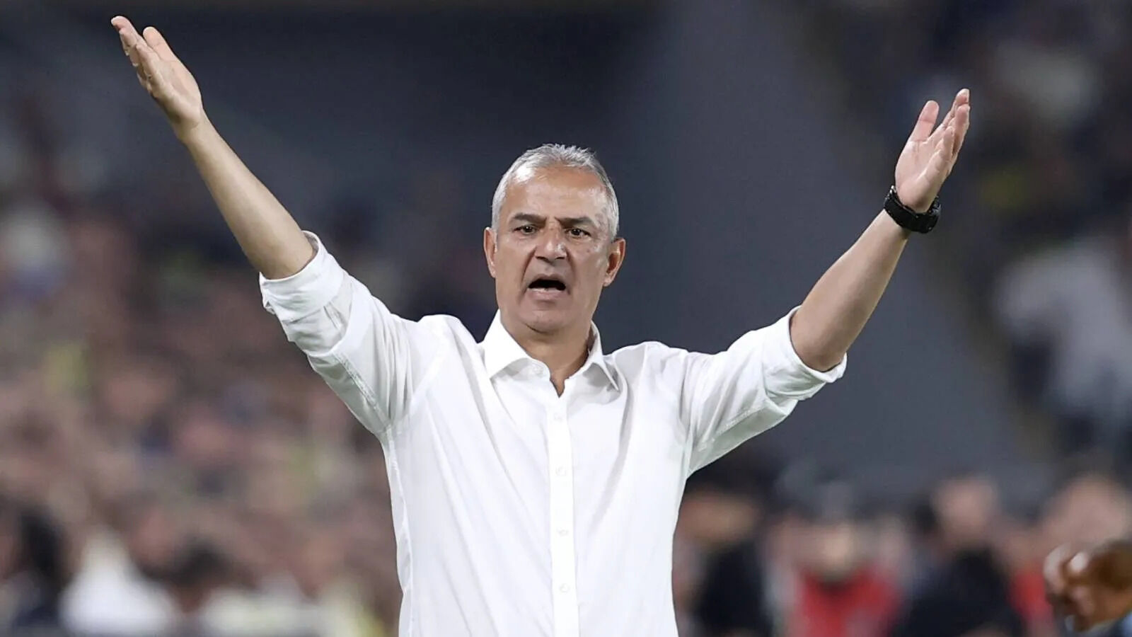 Fenerbahçe açıkladı: Roma maçında İsmail Kartal'a su şişesi atan taraftara men cezası