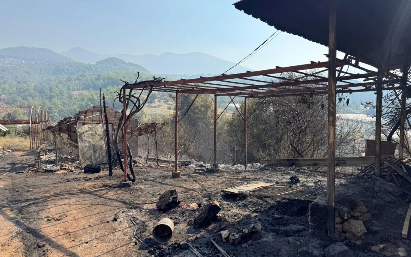Antalya'nın Kumluca Ilçesindeki Orman Yangınında Soğutma Çalışmaları Yapılıyor Iç
