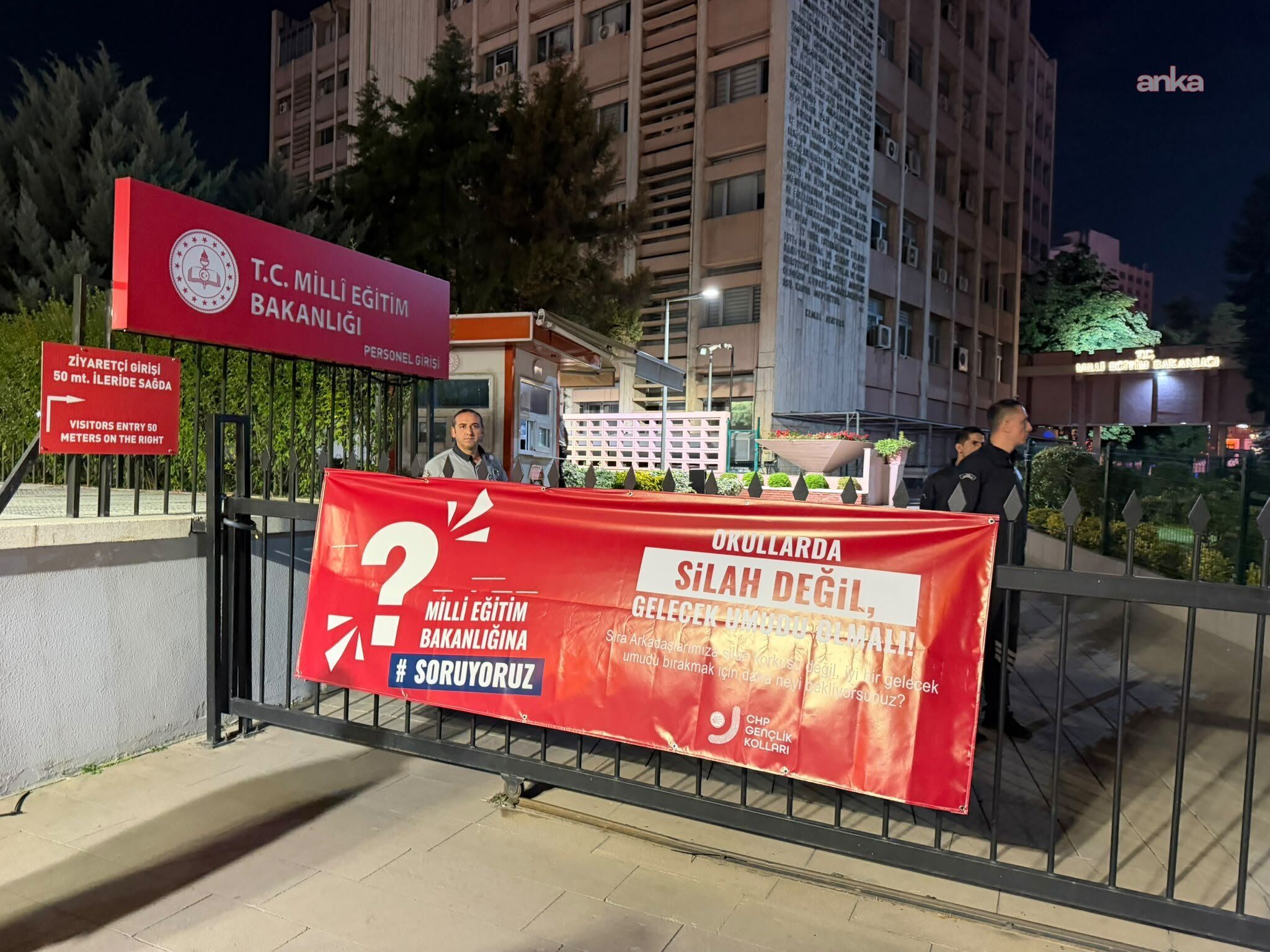 Chp Gençlik Kolları’ndan Meb Önünde Eylem: %22Okullarda Silah Değil Gelecek Umudu Olmalı%221