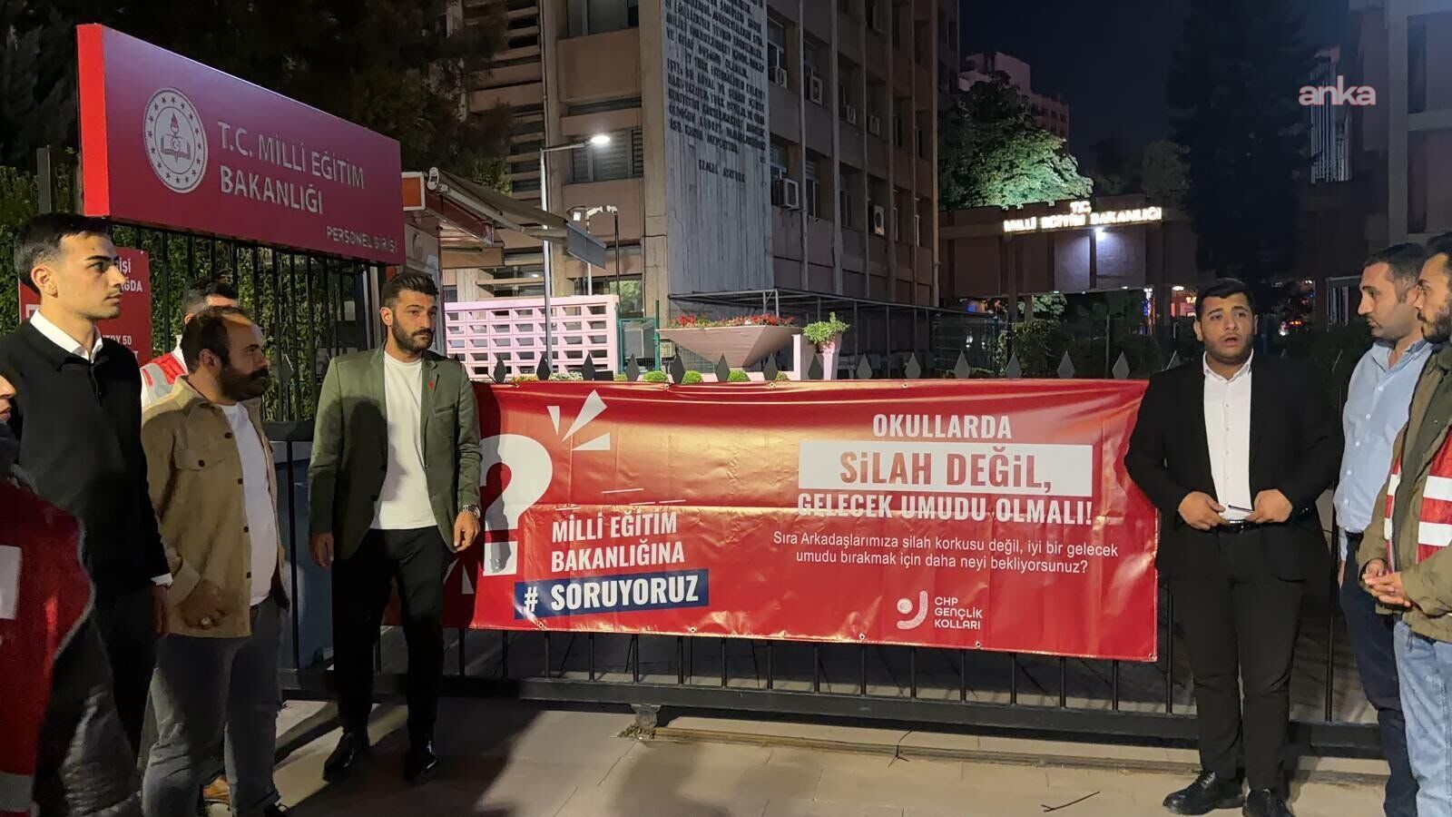 Chp Gençlik Kolları’ndan Meb Önünde Eylem: %22Okullarda Silah Değil Gelecek Umudu Olmalı%222