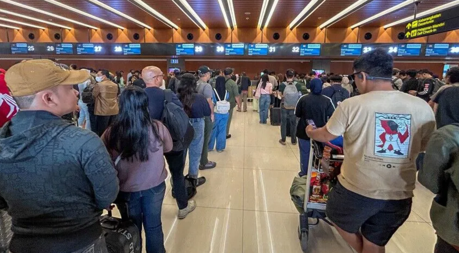 Endonezya'daki Yanardağ Patlaması Sonrası 1500'Den Fazla Uçuş Iptal Edildi Iç