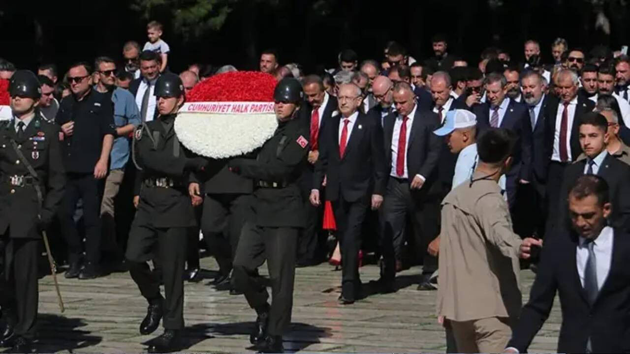 Kemal Kilicdaroglundan Chpnin 103 Yili Icin Ankarada Anitkabir Ozel Defterine Temiz Siyaset Mesaji Lmd4
