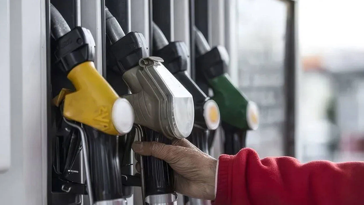 Benzine 3 lira 20 kuruşluk yeni zam: Litre fiyatı 82 lirayı aştı