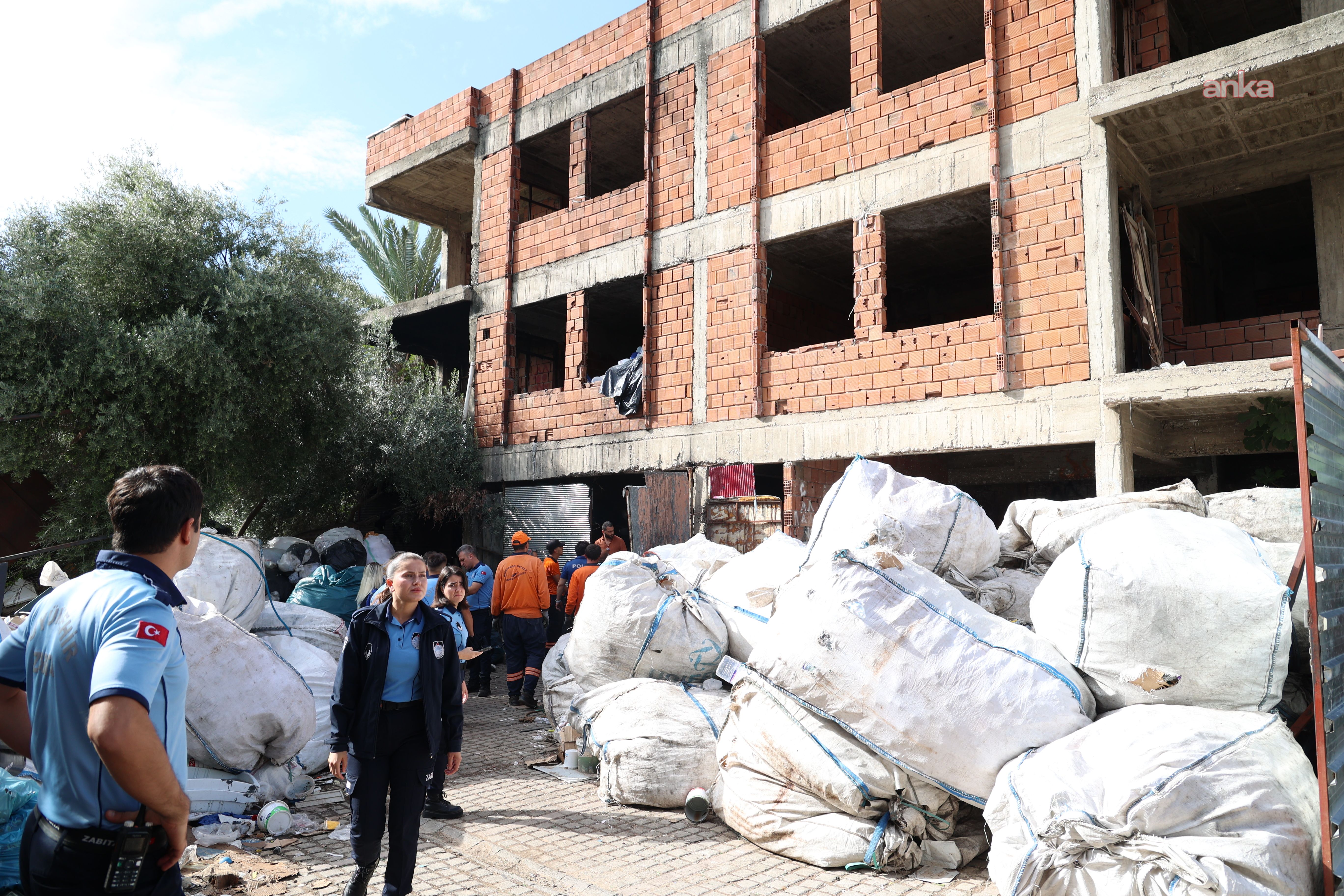 Antalya Balbey Mahallesi’nde temizlik operasyonu: 15 kamyon atık kaldırıldı-1