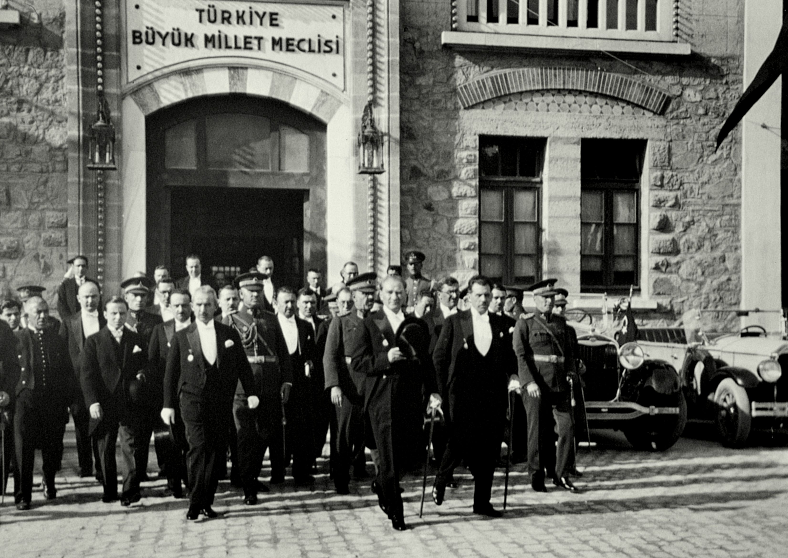 Atatürk T B M M'den Çıkarken