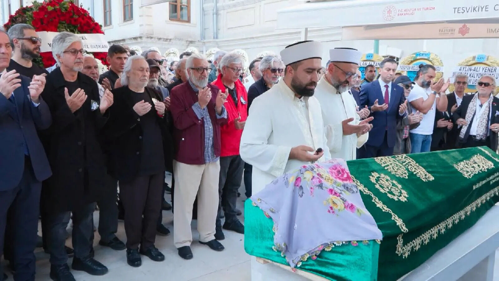 Usta sanatçı Necla Uygur, son yolculuğuna uğurlandı