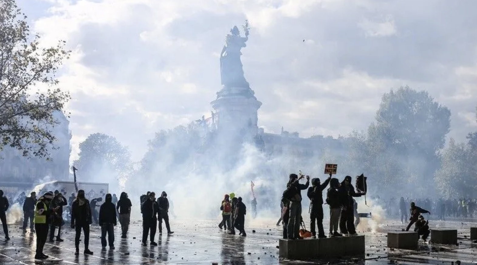 Fransa’da sarı yeleklilerin eylemi büyüyor: Tarihi bina yakıldı, belediye binası basıldı-1