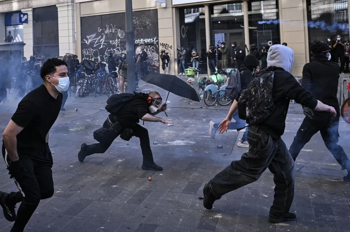 Fransa’da sarı yeleklilerin eylemi büyüyor: Tarihi bina yakıldı, belediye binası basıldı-5