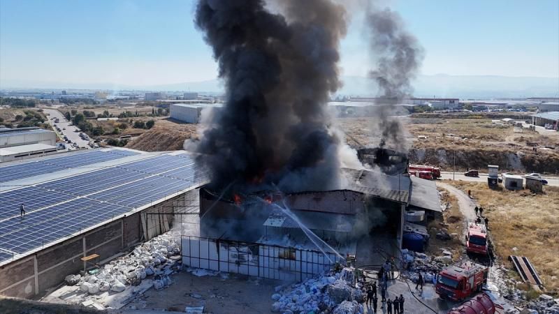 Uşak'ta geri dönüşüm fabrikasında yangına ekiplerin müdahalesi sürüyor-2