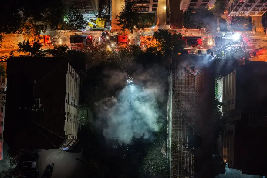 Kadıköy'de 3 katlı tarihi ahşap köşk yandı-1