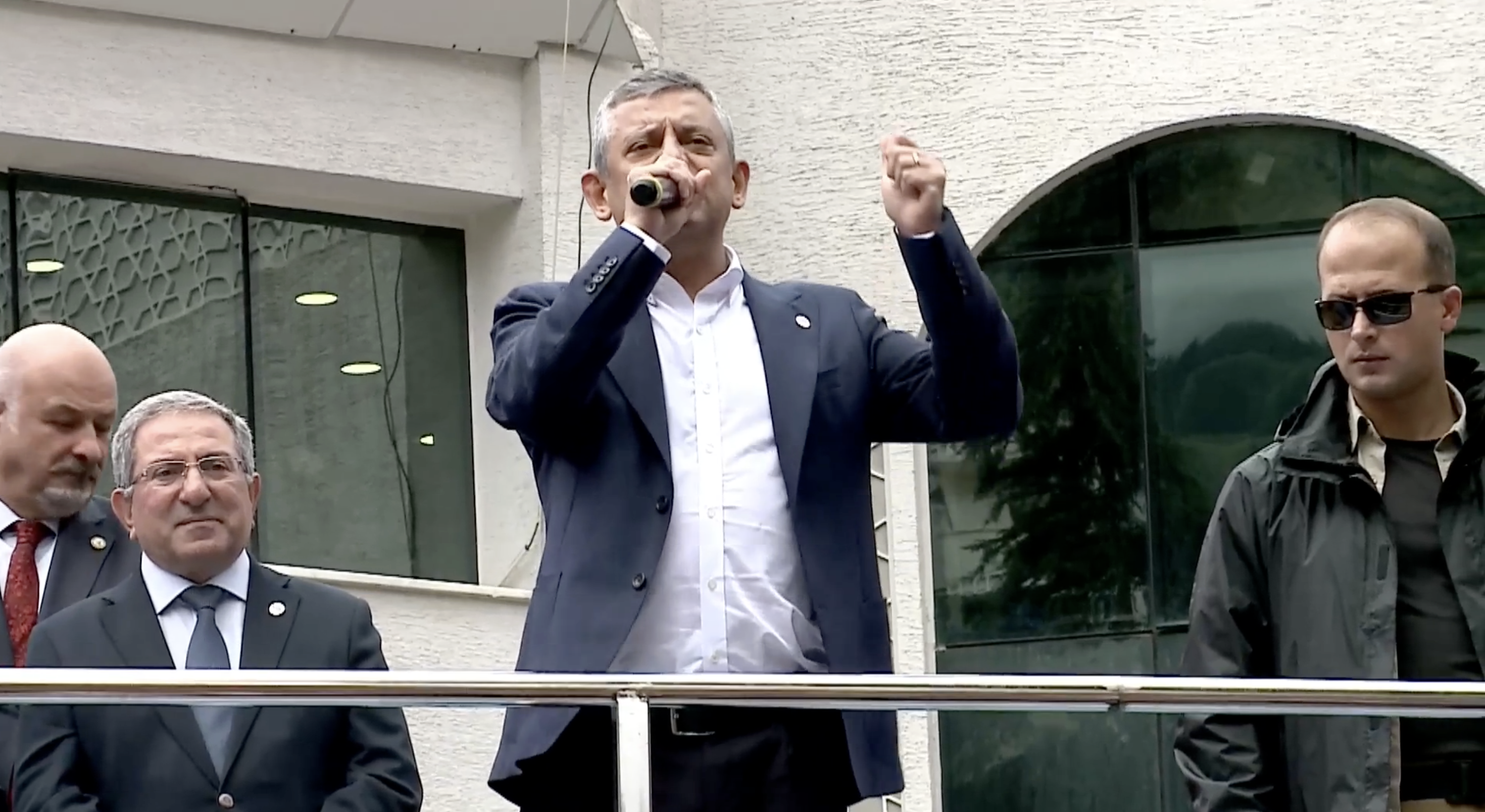 Özgür Özel: “O şarlatanı ya sen durdur ya gelip biz durduracağız”