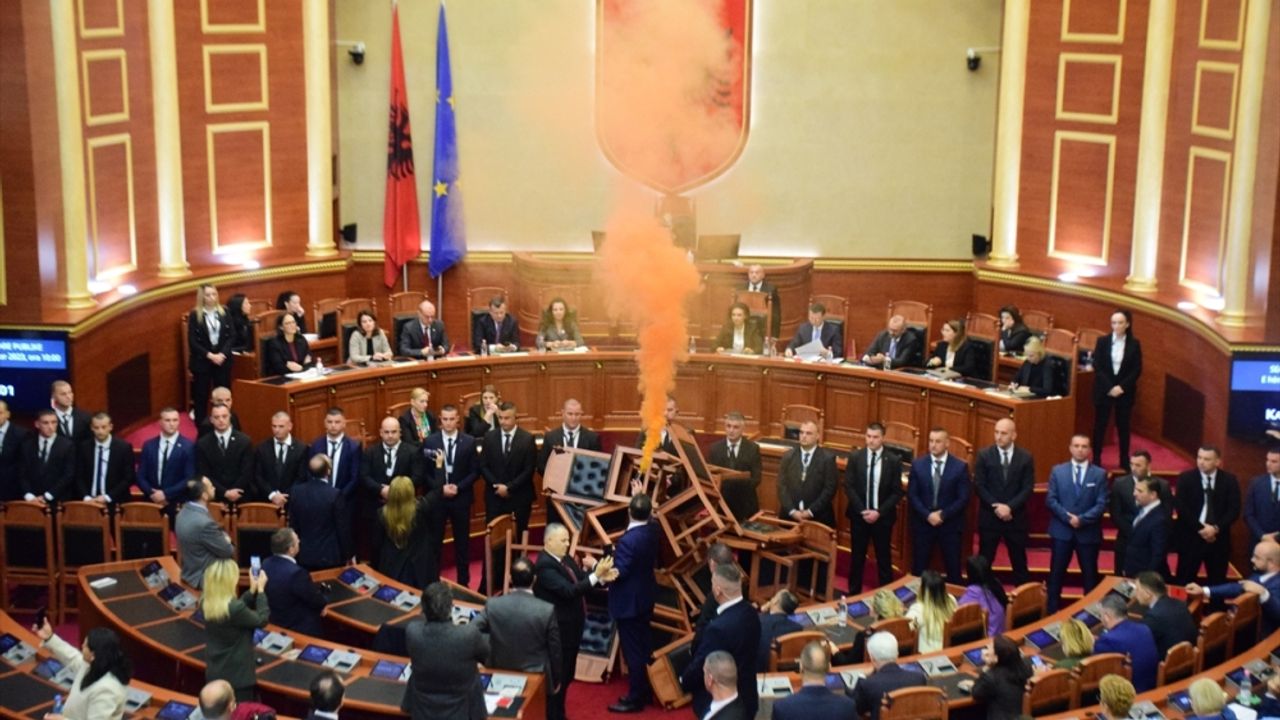 Arnavutluk Meclisinde bütçe görüşmeleri sırasında gerginlik yaşandı