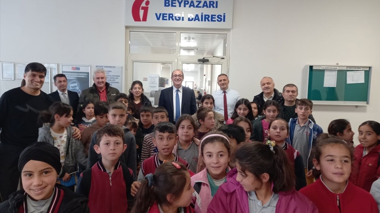 Beypazarı'nda öğrenciler Vergi Dairesi Müdürlüğünü ziyaret etti