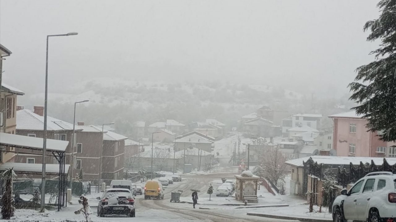 Elazığ'ın Sivrice ilçesinde kar yağışı etkili oluyor